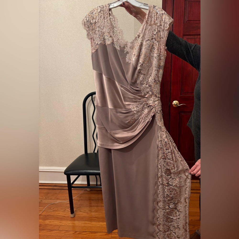 Elegant Lace Evening Gown